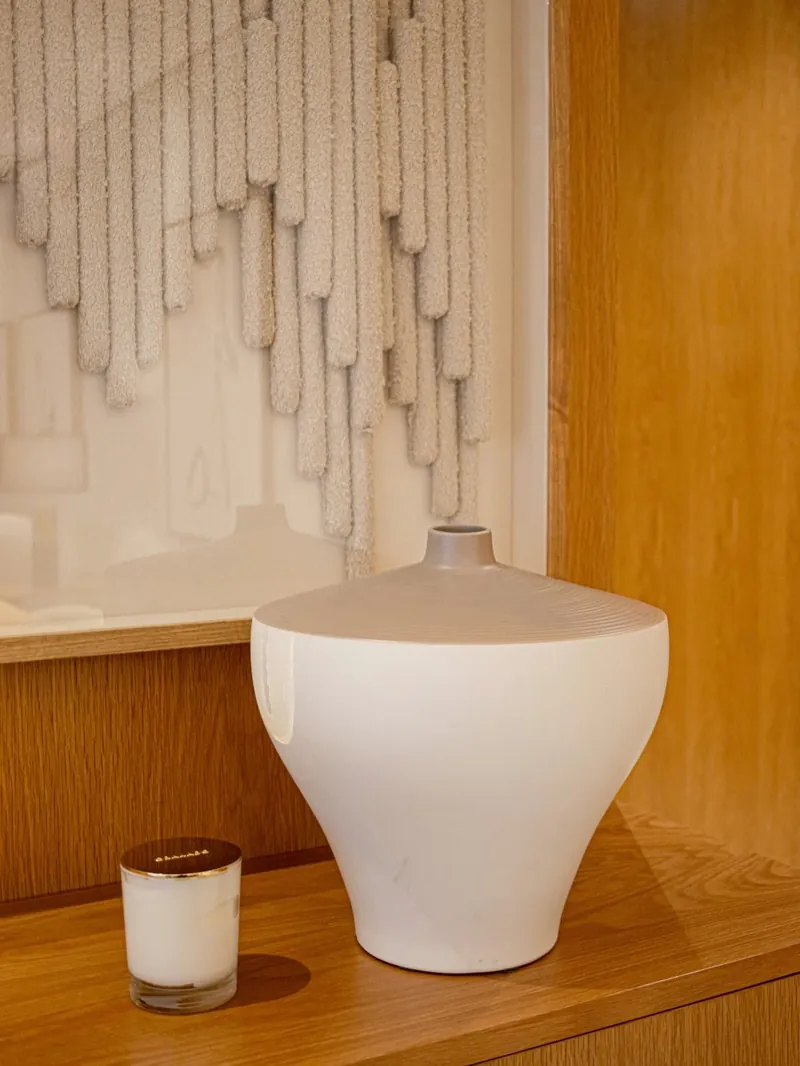 Vaso branco sobre aparador em lâmina natural