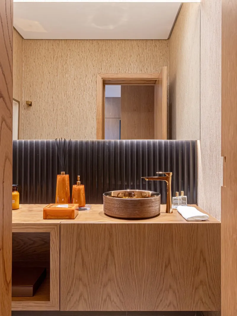 Bancada de lavabo em lâmina natural com cuba de madeira